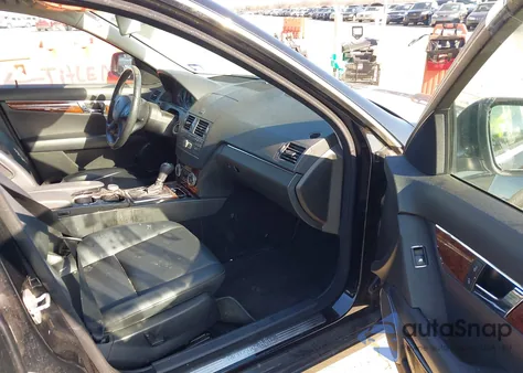 2008 Mercedes-Benz C 300 Luxury/Sport z USA, uszkodzony, nr VIN WDDGF54X28F171008